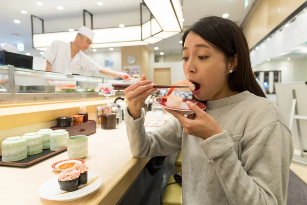 Mulher tendo sushi no restaurante — Fotografia de Stock