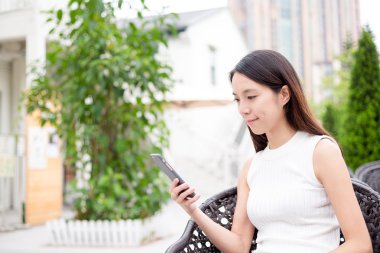 akıllı telefon, açık kullanan kadın