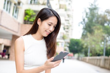 akıllı telefon, açık kullanan kadın