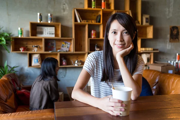 Nő élvezi a kávét a kávézóban — Stock Fotó
