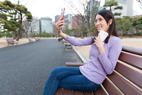 Mujer con taza de café tomando selfie —  Fotos de Stock