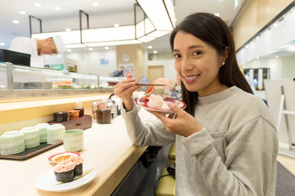 Femme ayant des sushis au restaurant — Photo