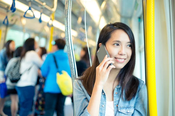 女人谈电话里面火车 — 图库照片