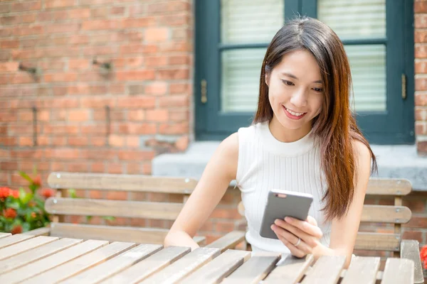 Femme utilisant un téléphone intelligent à l'extérieur — Photo