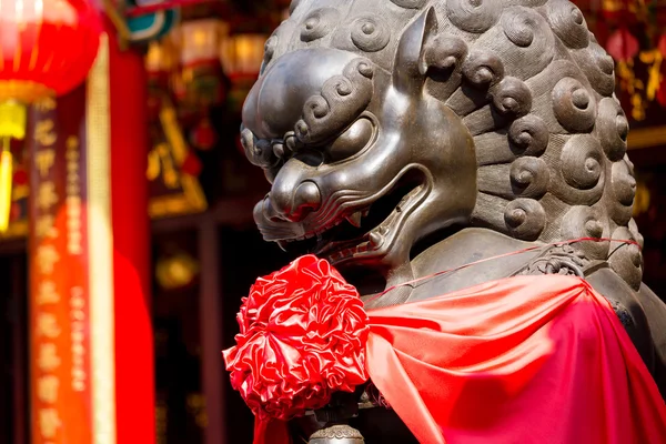 华人庙宇前的狮子雕像 — 图库照片
