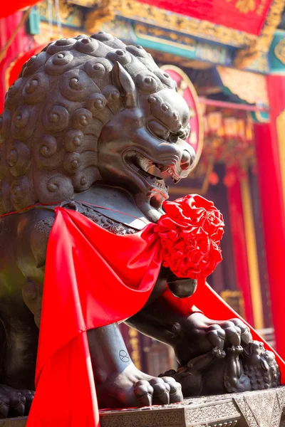 Lion statue in front of chinese temple — Stock Photo, Image