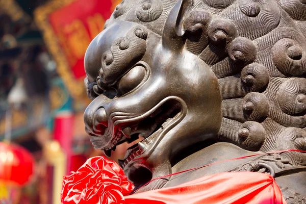 Estatua de león frente al templo chino — Foto de Stock