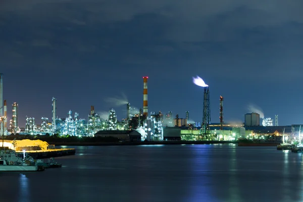 Průmyslové továrny pracující v noci — Stock fotografie