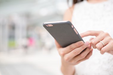 kadın holding akıllı telefon