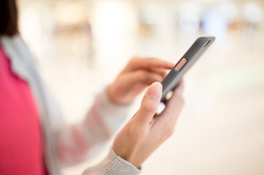 Akıllı telefon kullanan kadın