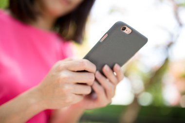 açık park adlı akıllı telefon kullanan kadın