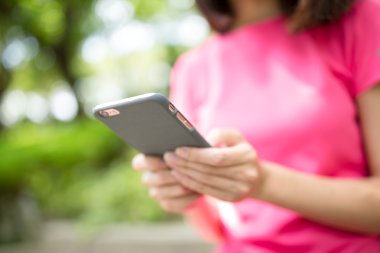 açık park adlı akıllı telefon kullanan kadın