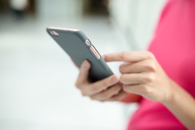 Cep telefonundan mesaj gönderen kadın