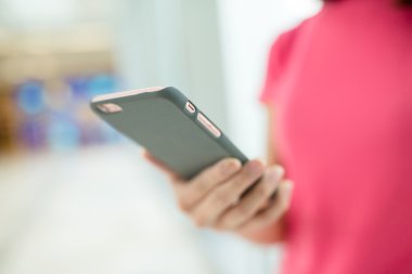 Kadın akıllı telefon SMS gönderme