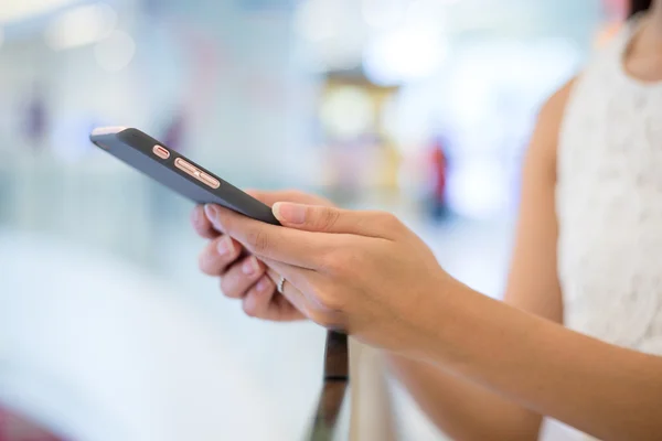 Vrouw kijken iets op mobiel — Stockfoto