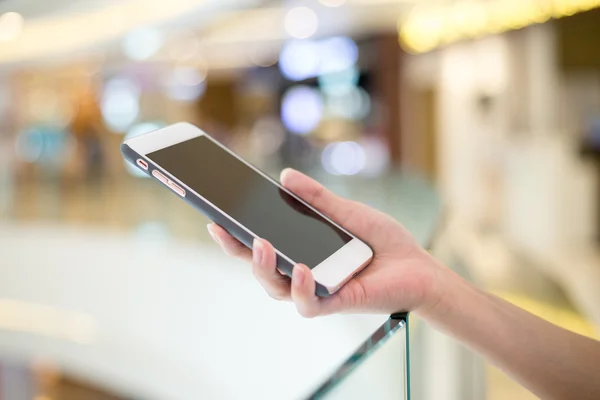 Žena hospodářství chytrý telefon — Stock fotografie