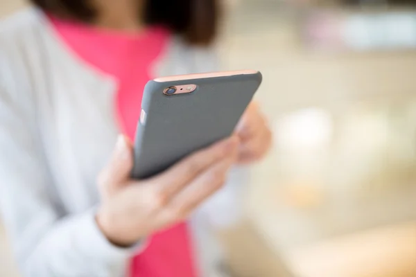 Mujer enviando sms por teléfono —  Fotos de Stock