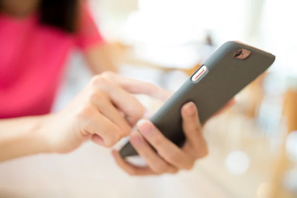 Vrouw die sms 't op mobiele telefoon — Stockfoto