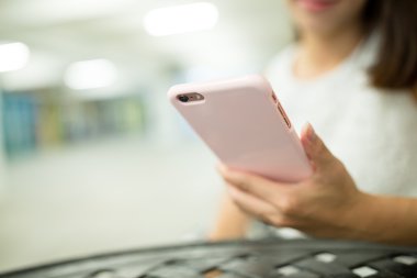 Kadın akıllı telefon İnternet sörf