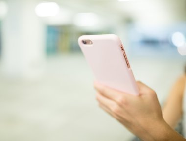 Kadın akıllı telefon İnternet sörf