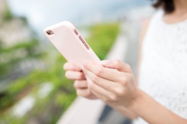 Kadın akıllı telefon İnternet sörf