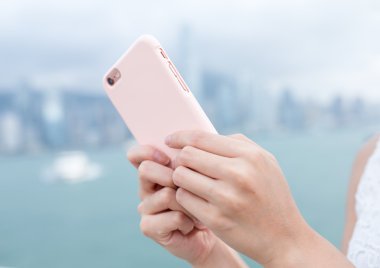 Kadın akıllı telefon İnternet sörf