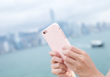 Kadın akıllı telefon İnternet sörf