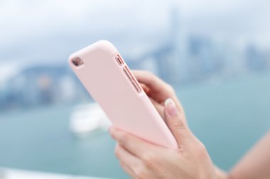 Kadın akıllı telefon İnternet sörf