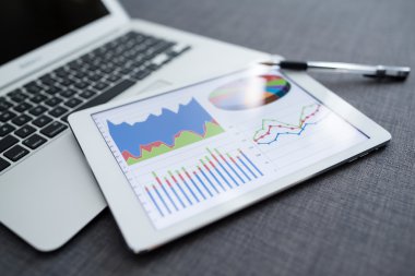 İş çizelgeleri bir ekran ile dijital tablet