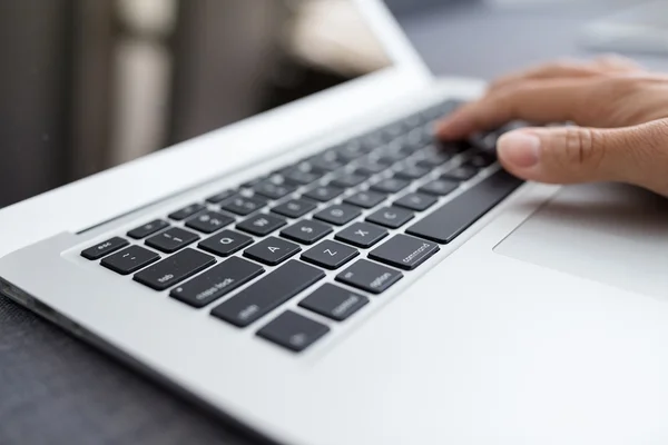 Man using laptop computer — Stock Photo, Image