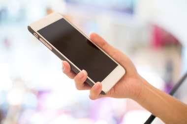 Cep telefonu kullanan kadın