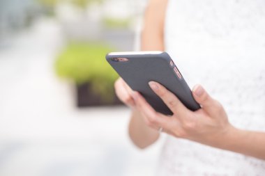 Kadın tarama Internet üzerinde cep telefonu