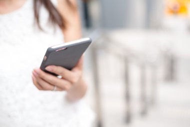 Cep telefonundan mesaj gönderen kadın