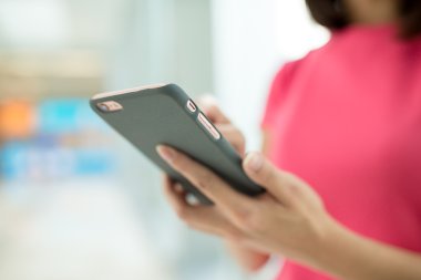 cep telefonu kullanan kadın