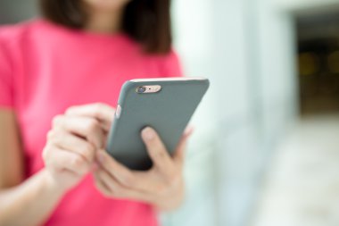 Kadın akıllı telefon İnternet sörf