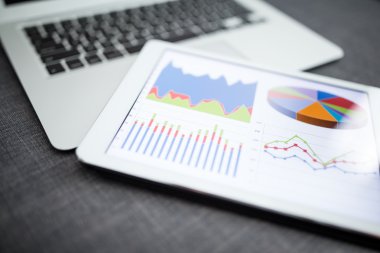 İş çizelgeleri bir ekran ile dijital tablet