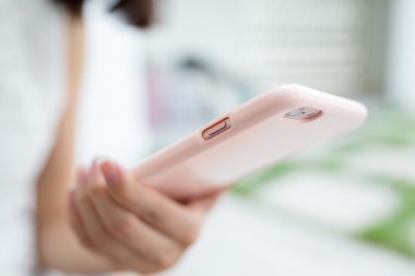 Kadın akıllı telefon İnternet sörf