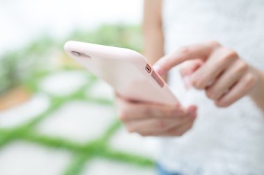 Kadın akıllı telefon İnternet sörf