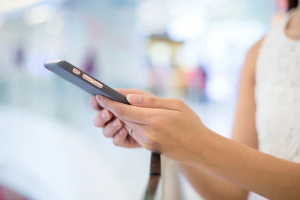 Mujer usando teléfono celular — Foto de Stock