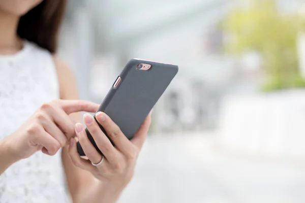 Vrouw surfen op internet op mobiele telefoon — Stockfoto