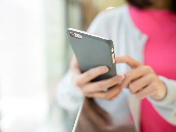 Femme utilisant le téléphone — Photo