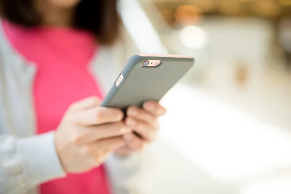 Femme envoyant des SMS au téléphone — Photo