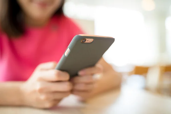 Femme utilisant un téléphone portable au café — Photo