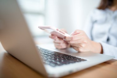 Çalışırken modern akıllı telefon kullanarak eller 