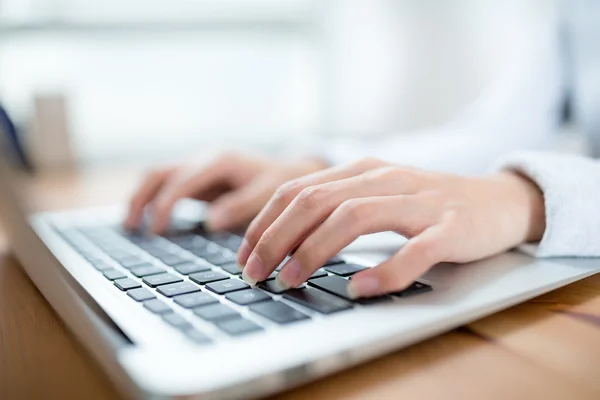 Mãos femininas digitando no teclado — Fotografia de Stock