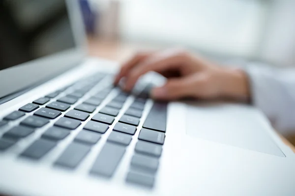 Frau arbeitet am Laptop — Stockfoto