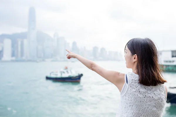 Mulher apontando para o local em Hong Kong — Fotografia de Stock