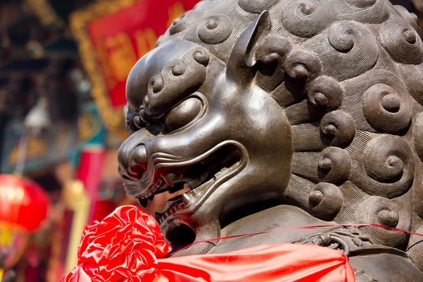 Estátua de leão na frente do templo chinês — Fotografia de Stock