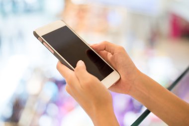 Cep telefonu kullanan kadın