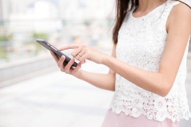 Telefonu kullanan kadın. 